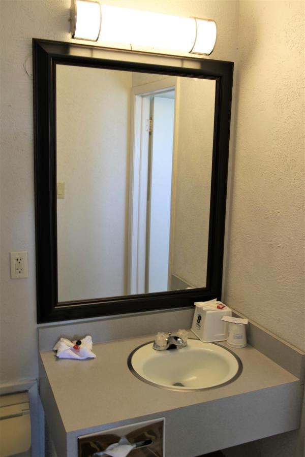 Hotel Super 8 By Wyndham Wells Extérieur photo